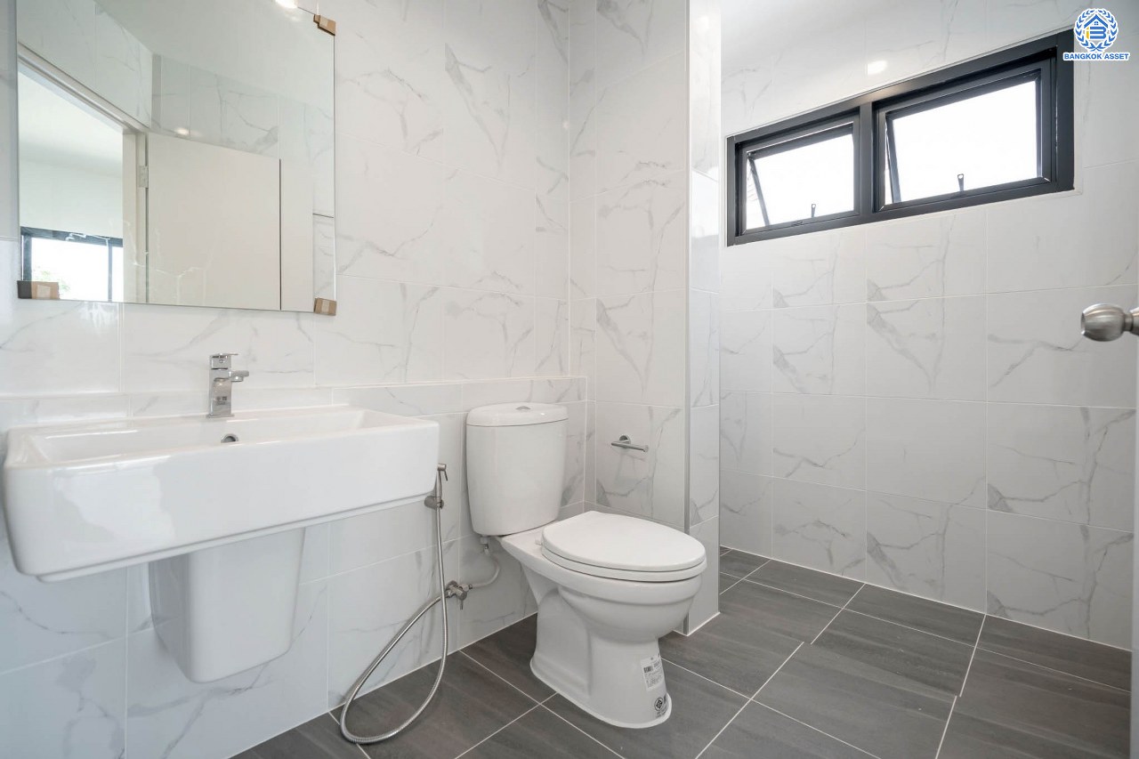 บ้านมือสองตกแต่งใหม่ โครงการ บ้านสวนดอกไม้ ปิ่นเกล้า เนื้อที่ 72.7 ตร.ว. บนพื้นที่ใช้สอยถึง 202 ตร.ม. ฟังก์ชันจัดเต็ม 3 ห้องนอน 3 ห้องน้ำ จอดรถได้ 4 คัน บนทำเลเชื่อมต่อเมืองอย่างรวดเร็ว ใกล้ทางคู่ขนานลอยฟ้าบรมราชชนนี ทางด่วน "กาญจนาภิเษก" ม.มหิดล และเซ็นทรัลปิ่นเกล้า